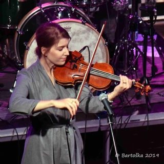  Bára Šůstková - housle, ukulele a zpěv